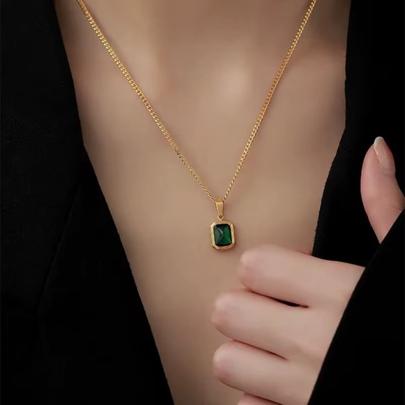 18K Gold Plated Emerald Green Pendant Necklace - Picture 2 of 6
